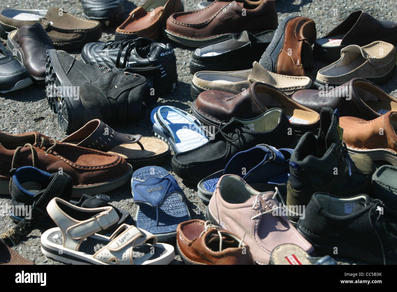 Scarpe lavato fino a Condino Spiaggia da Boscastle dopo le inondazioni Foto Stock