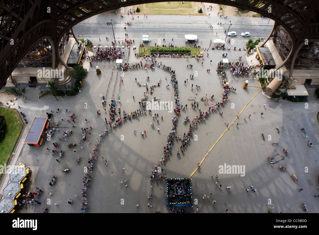 Vista dalla Torre Eiffel, di visitatori in coda fino a immettere. Parigi, Francia. Foto Stock