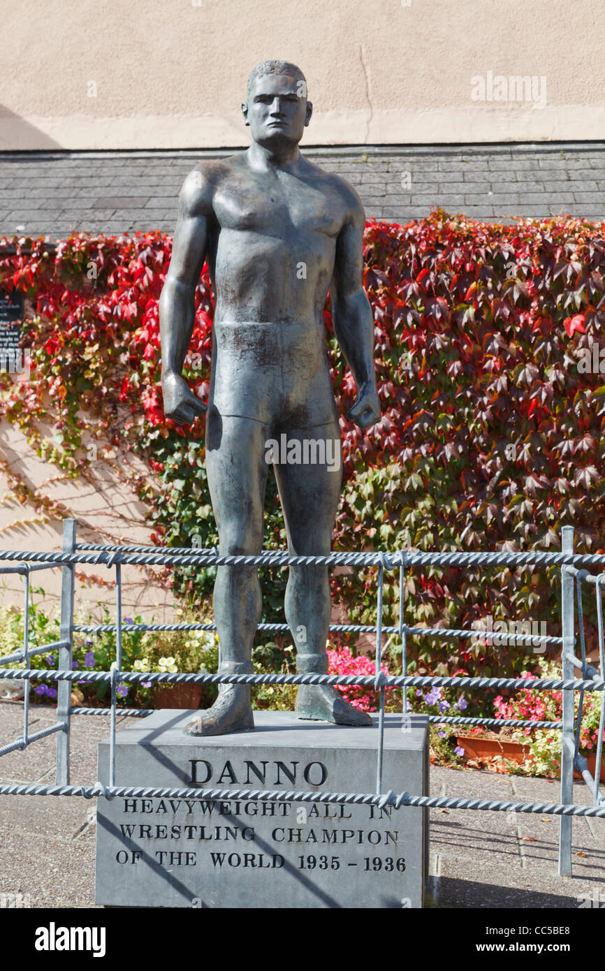 Statua di Ballydehob nato DANNO O'Mahony, 1912 - 1950. Irish lottatore professionista Foto Stock