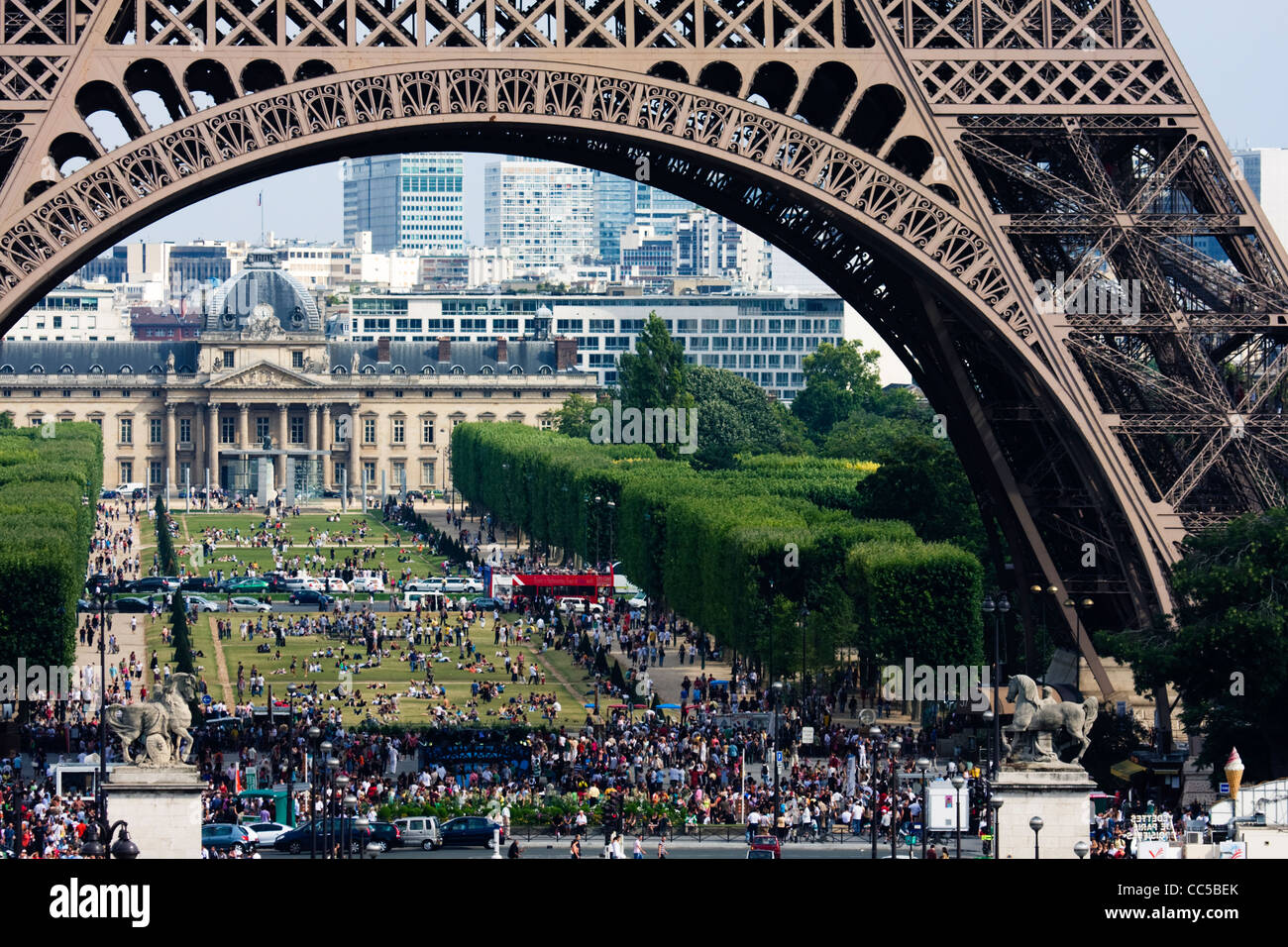 La folla sotto la Torre Eiffel e su Champ de Mars, Parigi, Francia. Foto Stock