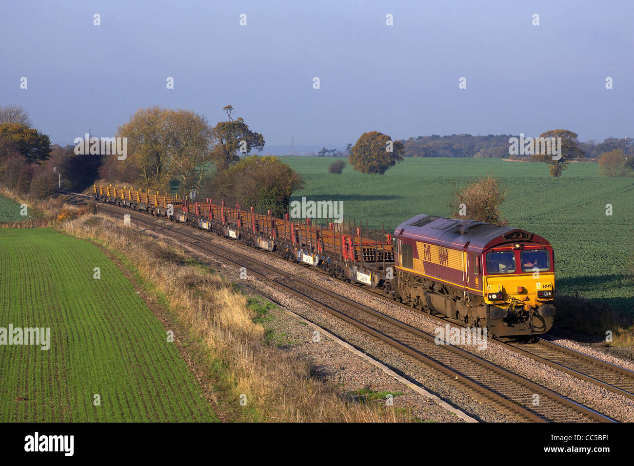 Classe dbs 66 headws attraverso tamworth con un treno merci che trasportano le linee guida da corus/tata Foto Stock