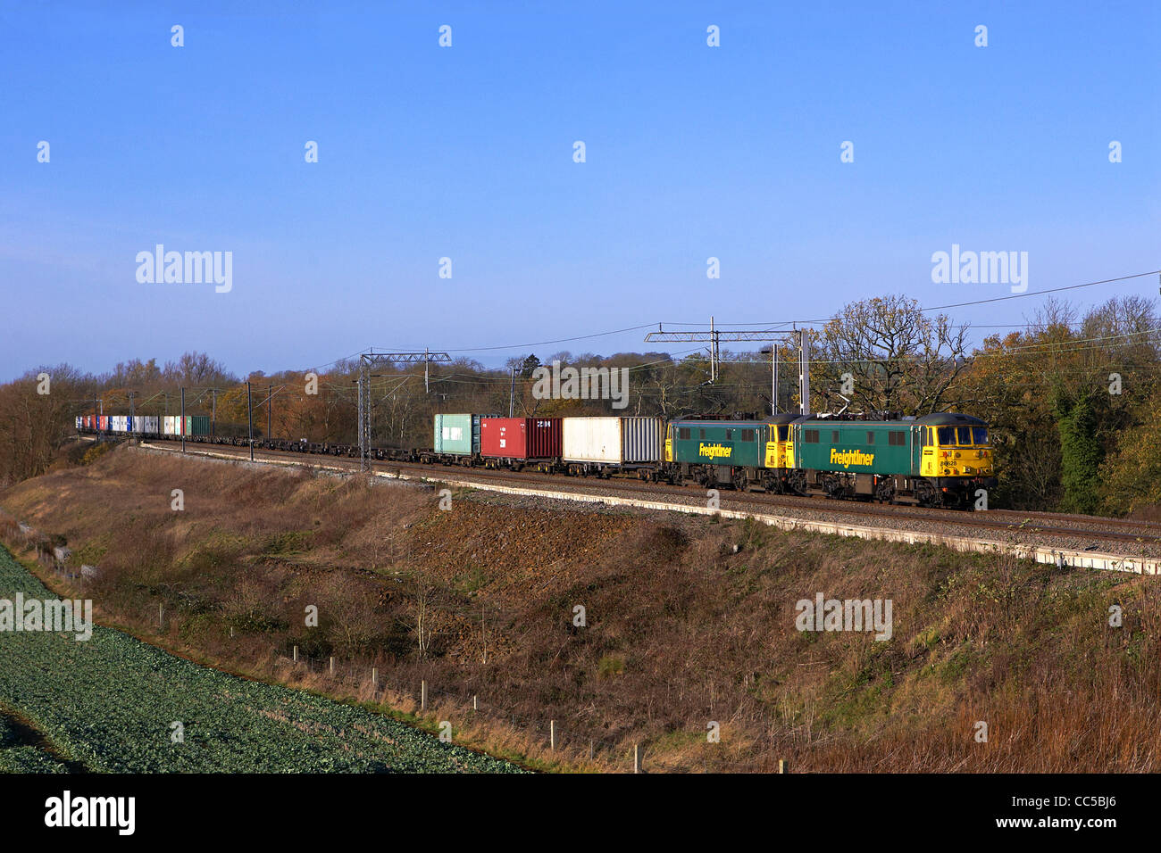 86628 & 86627 testa attraverso Althorp con 4L75 09:58 Crewe- Felixstowe il 30/11/11. Foto Stock