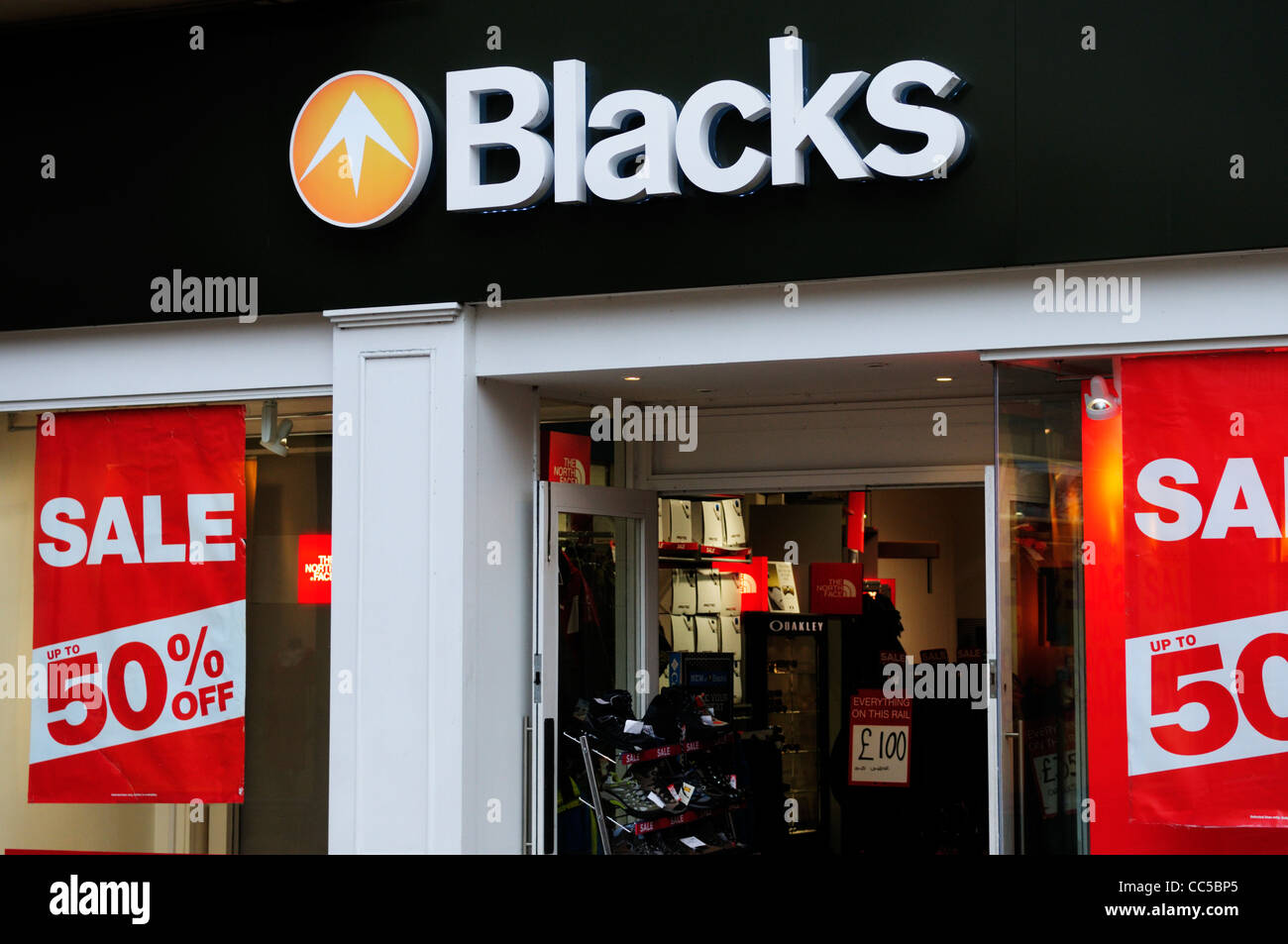 Blacks Outdoor shop con vendita avvisi, Cambridge, Inghilterra, Regno Unito Foto Stock