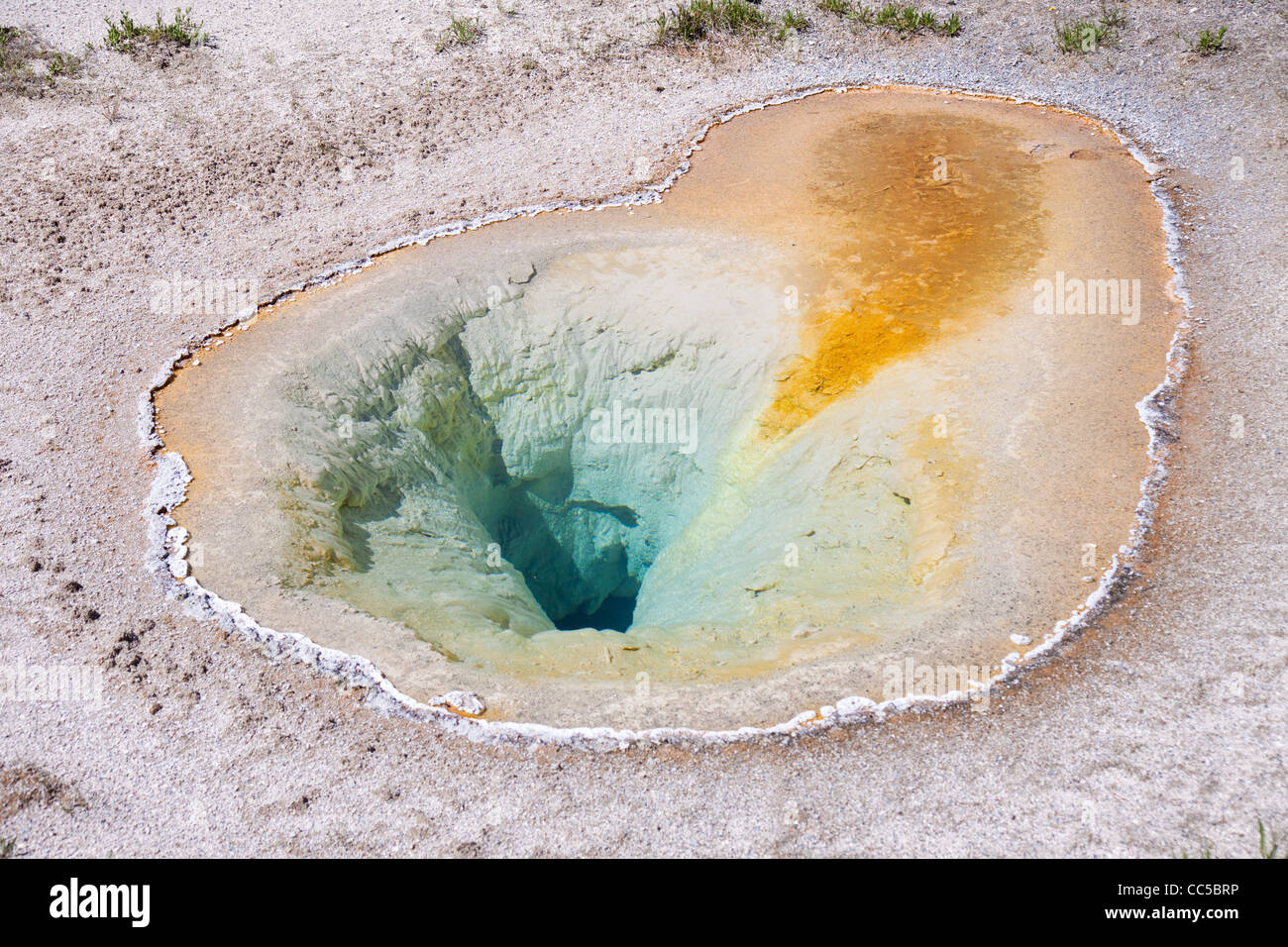 Colorata piscina profonda in una sezione di origine vulcanica di Yellowstone Foto Stock