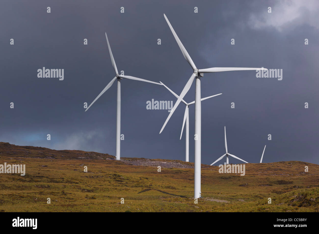 Mulini a vento la produzione di energia alternativa vicino a Kenmare, nella contea di Kerry, Repubblica di Irlanda. Foto Stock