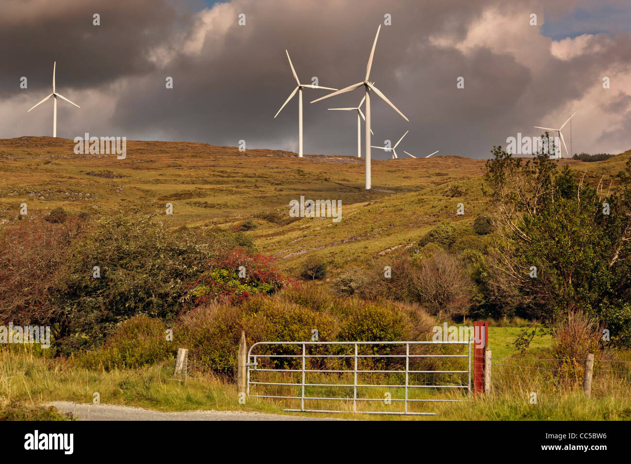 Mulini a vento la produzione di energia alternativa vicino a Kenmare, nella contea di Kerry, Repubblica di Irlanda. Foto Stock