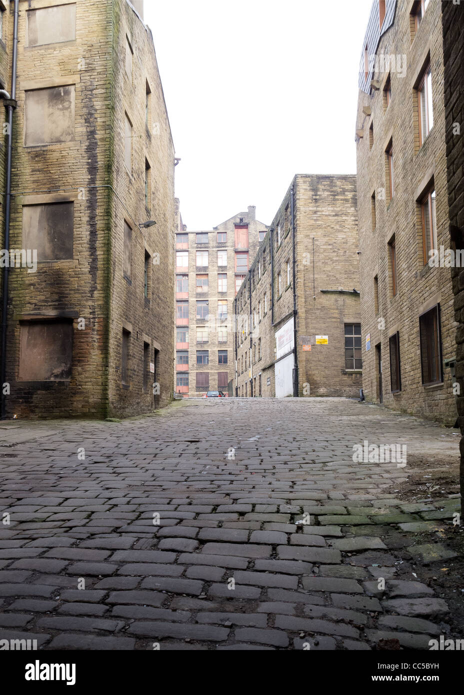Il degrado urbano in Bradford - La zona intorno al vecchio mulino fabbriche Foto Stock