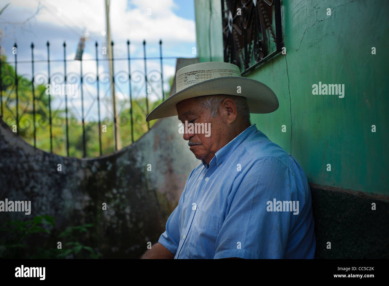 Uomo vecchio con il cappello in un villaggio colpito da Aura minerale miniera d'oro in Honduras Foto Stock