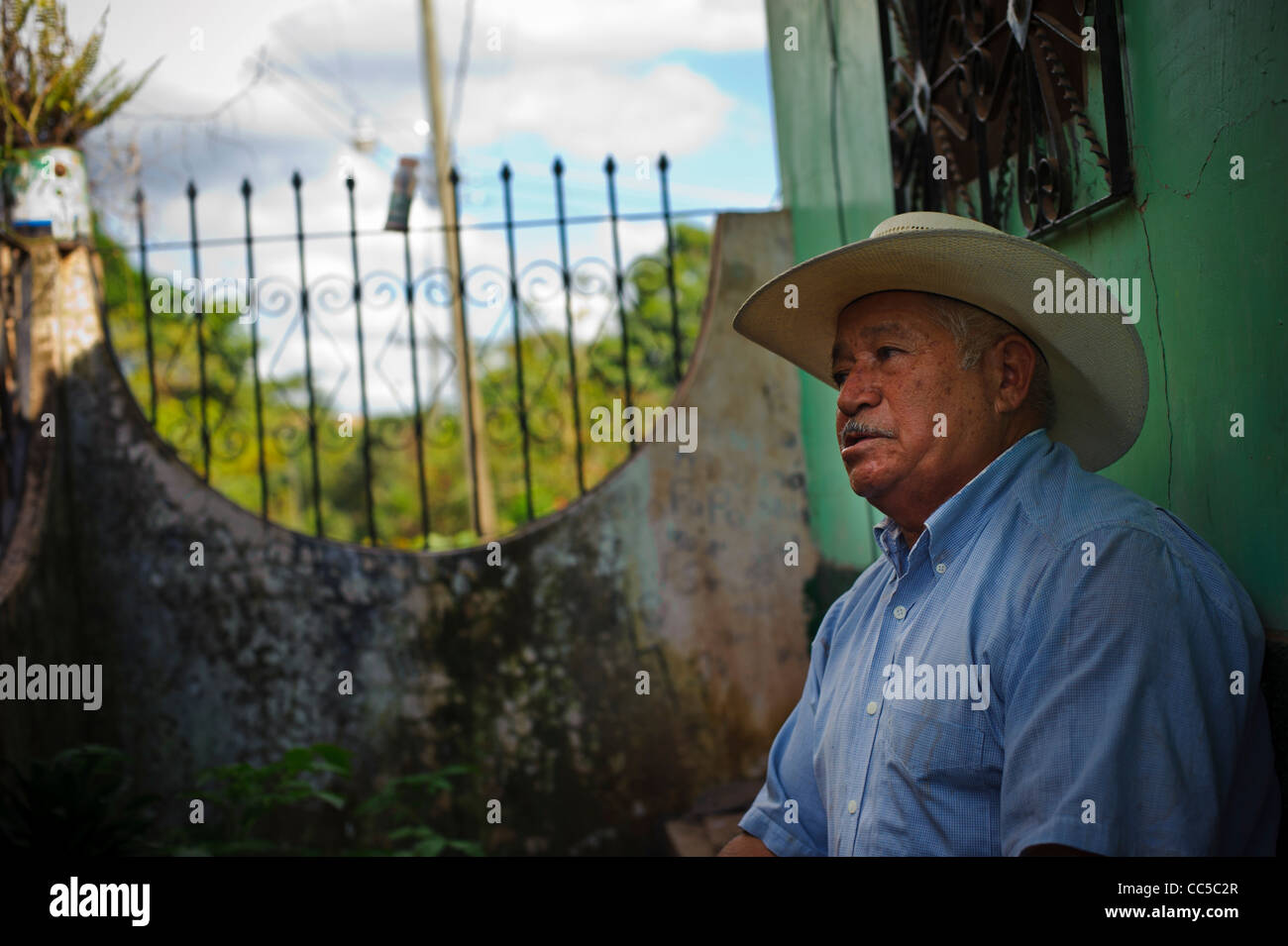 Uomo vecchio con il cappello in un villaggio colpito da Aura minerale miniera d'oro in Honduras Foto Stock
