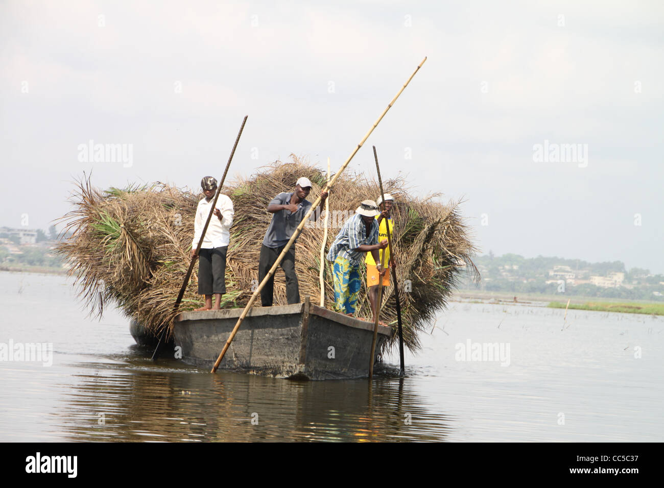 Gli agricoltori di polarizzazione in barca sul Lac Nokoue vicino Ganvie stilt village, Benin, Africa occidentale Foto Stock