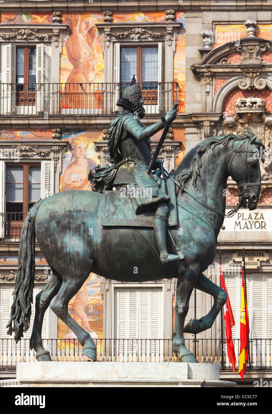 Madrid, Spagna. Plaza Mayor. Statua equestre di re Filippo III Foto Stock