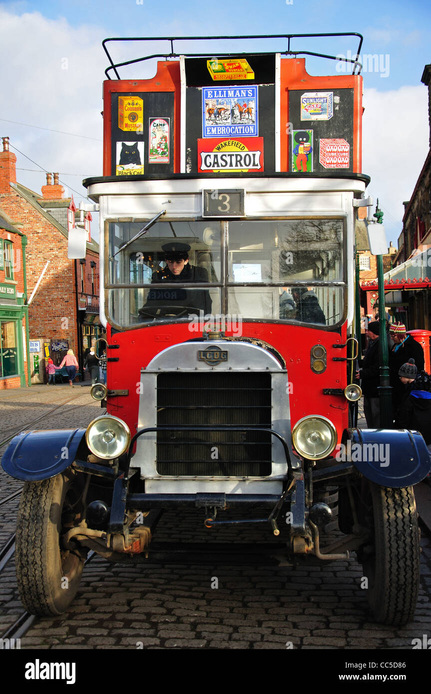 Replica in bus Edwardian Town, Beamish, l'Inghilterra del Nord Open Air Museum, nr Stanley, County Durham, England, Regno Unito Foto Stock