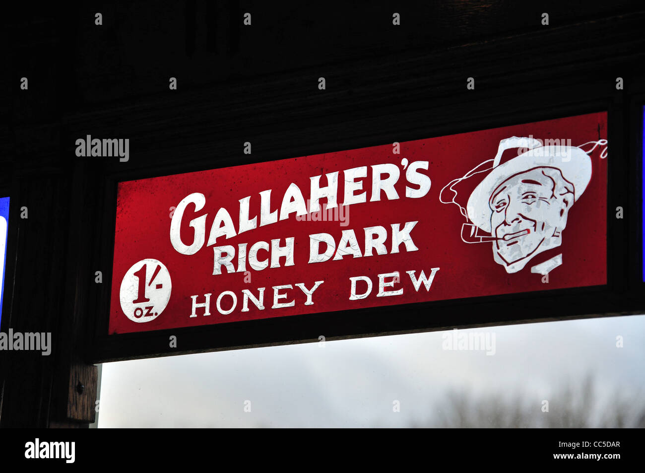 Annuncio di vetro sul tram in Beamish, l'Inghilterra del Nord Open Air Museum vicino a Stanley, County Durham, England, Regno Unito Foto Stock