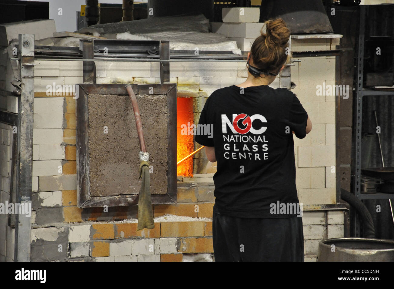 Dimostrazione di soffiatura del vetro presso il National Glass Centre, Liberty Way, Roker, Sunderland, Tyne and Wear, Inghilterra, Regno Unito Foto Stock