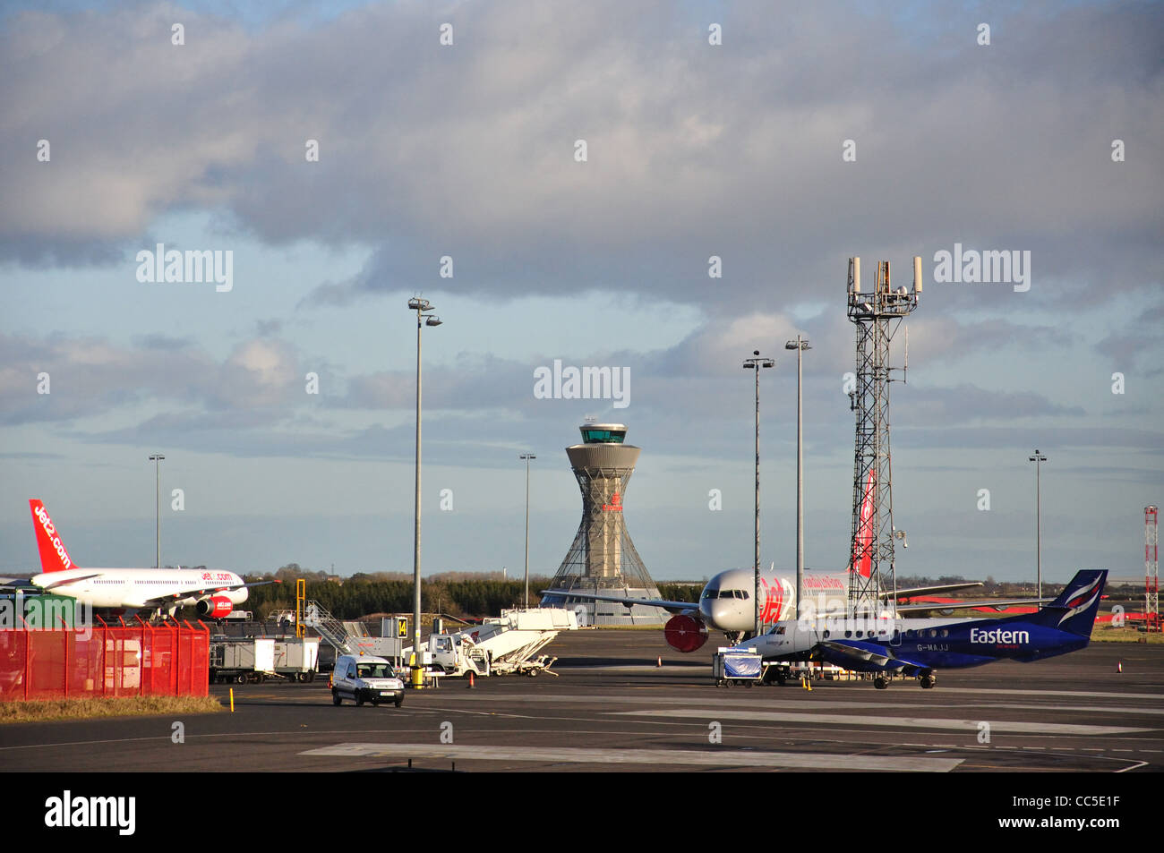 Aeromobile su asfalto presso l'Aeroporto Internazionale di Newcastle, Newcastle upon Tyne, Tyne and Wear, England, Regno Unito Foto Stock