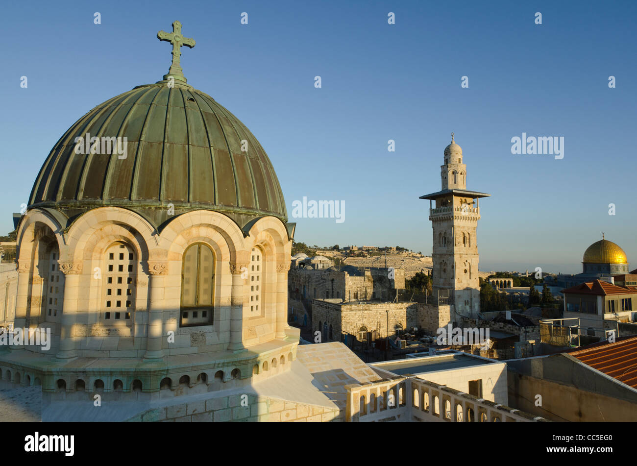 Vista dalla cattedrale di Notre Dame de Sion Ecce Homo con cupola minareto e cupola dorata. Gerusalemme vecchia città. Israele Foto Stock