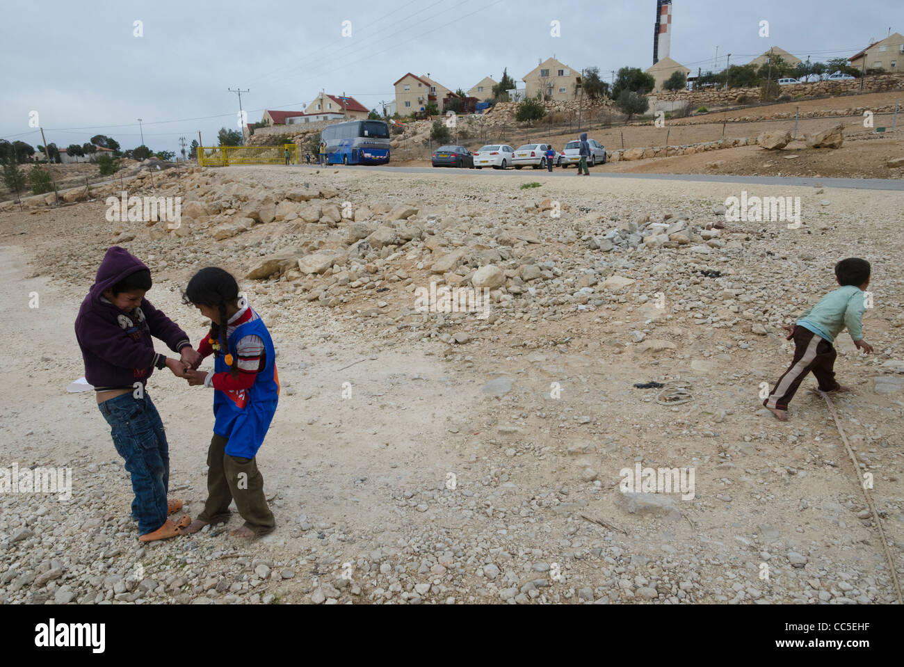 Bedouin i bambini giocando accanto a insediamento israeliano del Carmelo. A sud delle colline di Hebron. In Cisgiordania Foto Stock
