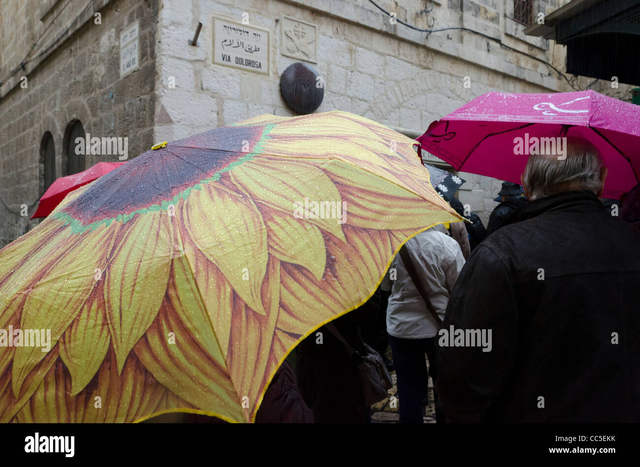 Close up di ombrello con girasole accanto alla stazione V della via dolorosa. Gerusalemme la città vecchia. Israele Foto Stock