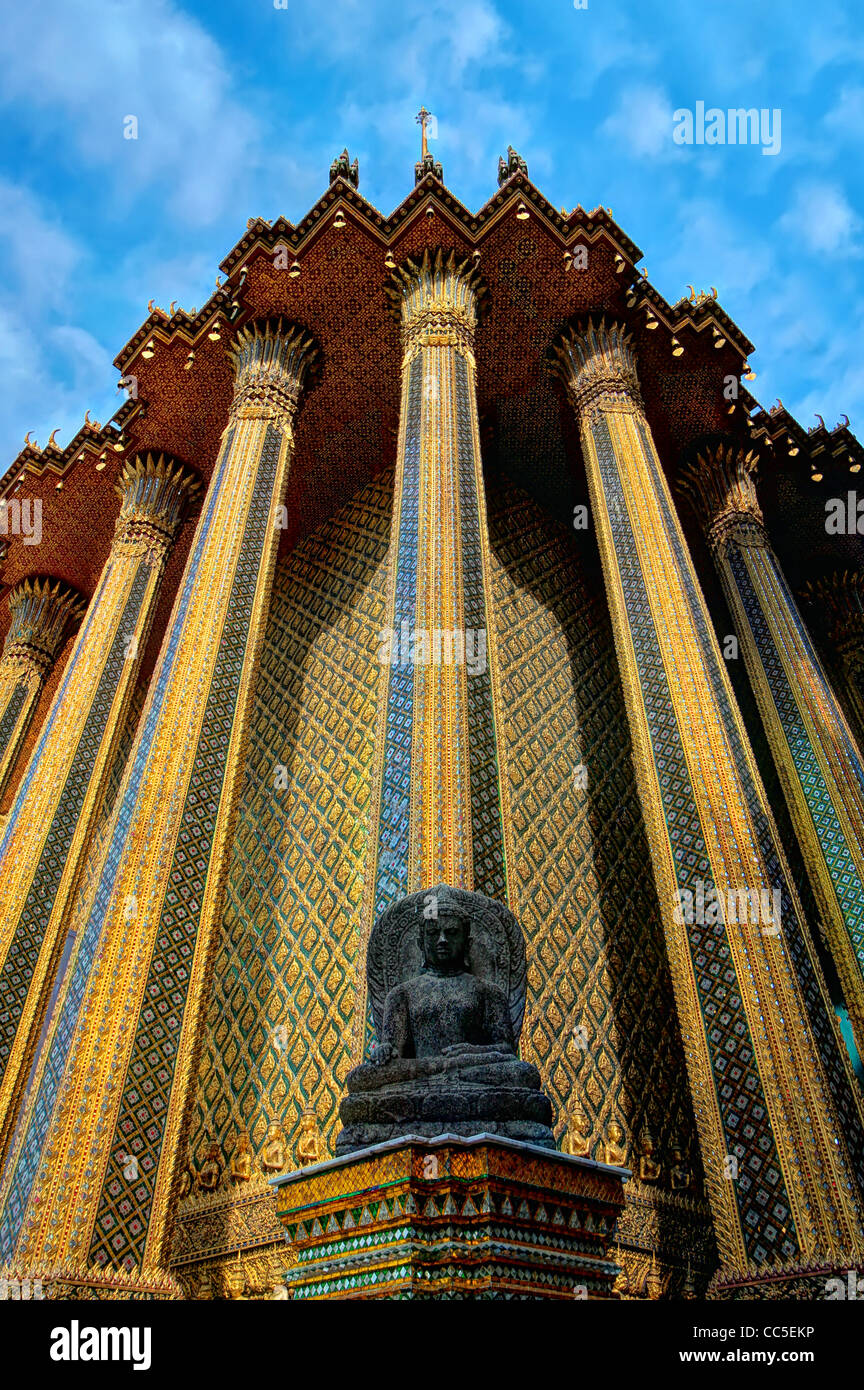 Phra Mondop (Biblioteca) alloggia scritture buddhiste al Tempio del Buddha di Smeraldo (Wat Phra Kaew), Bangkok, Thailandia. Foto Stock
