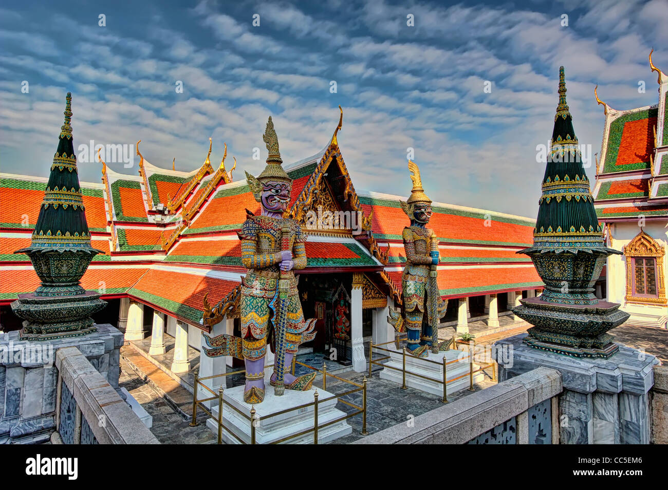 Demon tutori in piedi guardare oltre l'ingresso al Tempio del Buddha di Smeraldo (Wat Phra Kaew) a Bangkok, in Thailandia. Foto Stock