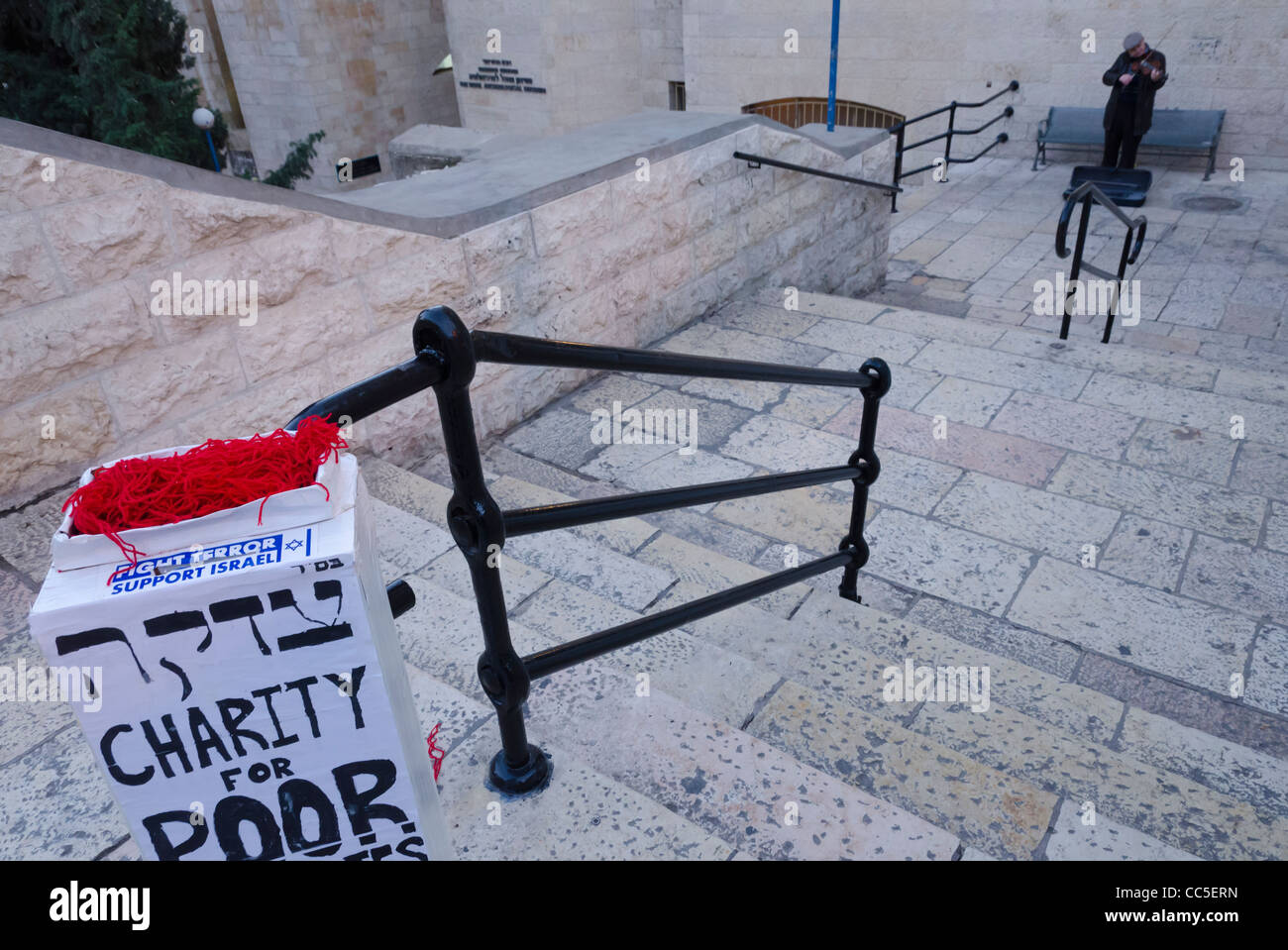 Charity box e violonista Street nel quartiere ebraico. Gerusalemme vecchia città. Israele Foto Stock