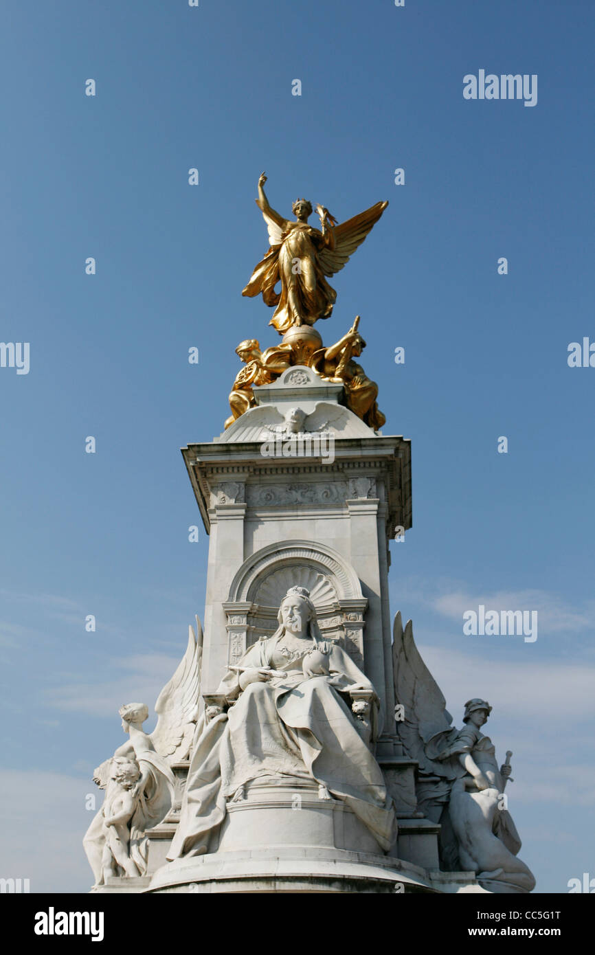 La regina Victoria Memorial dirige anche il Buckingham Palace di Londra Foto Stock