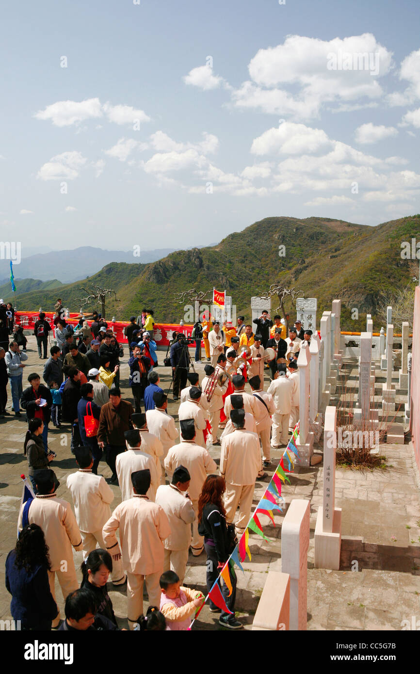 Musicista taoista di eseguire durante la fiera del tempio, Miaofeng montagna, Pechino, Cina Foto Stock