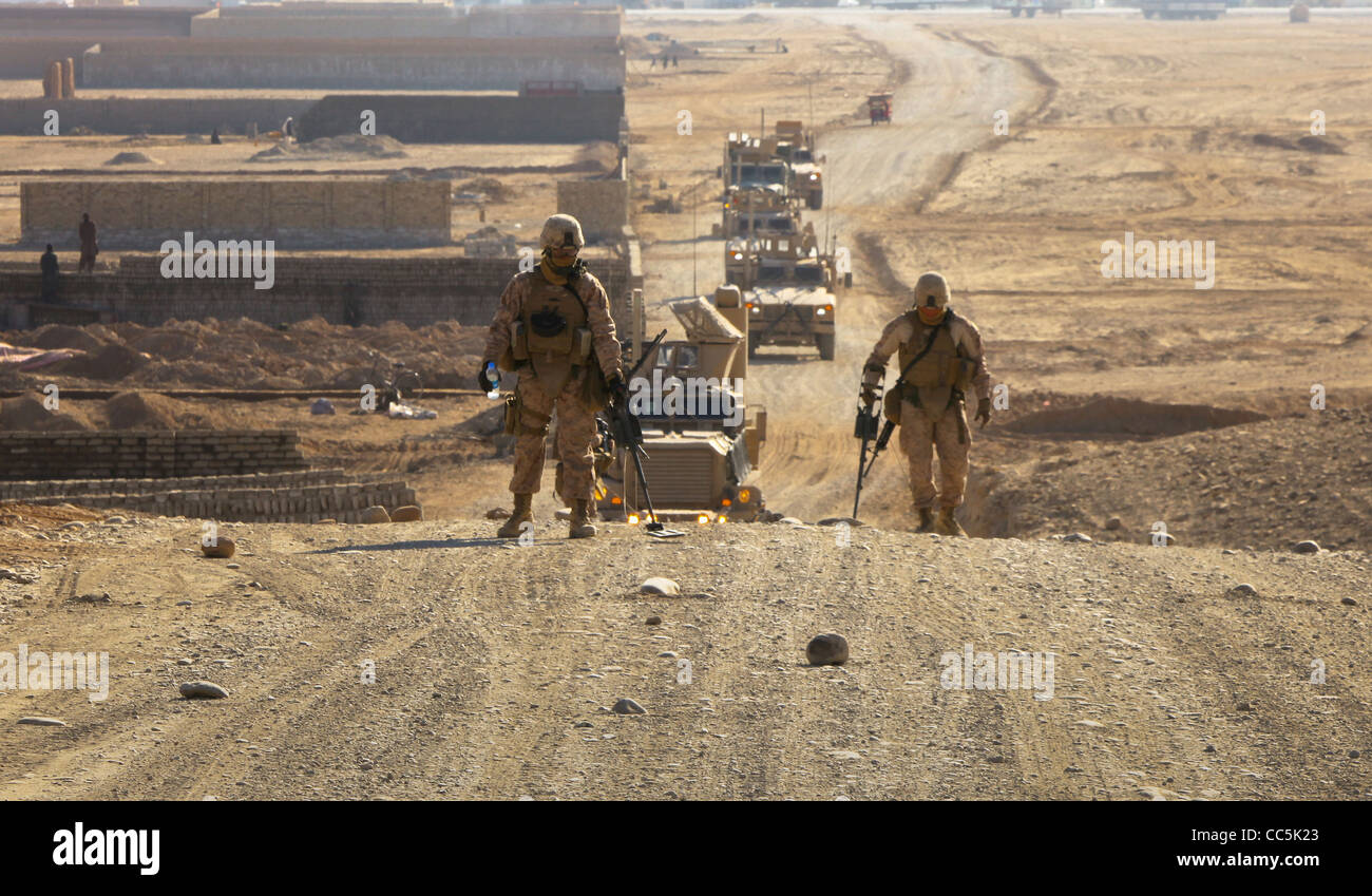 Due Marines usa i rivelatori di metallo per effettuare la scansione di una collina per congegni esplosivi improvvisati durante un percorso missione di ricognizione del percorso rosso, che si estende dall'autostrada 1 a Shir Ghazay, Gennaio 1, 2012 in Afghanistan. Foto Stock