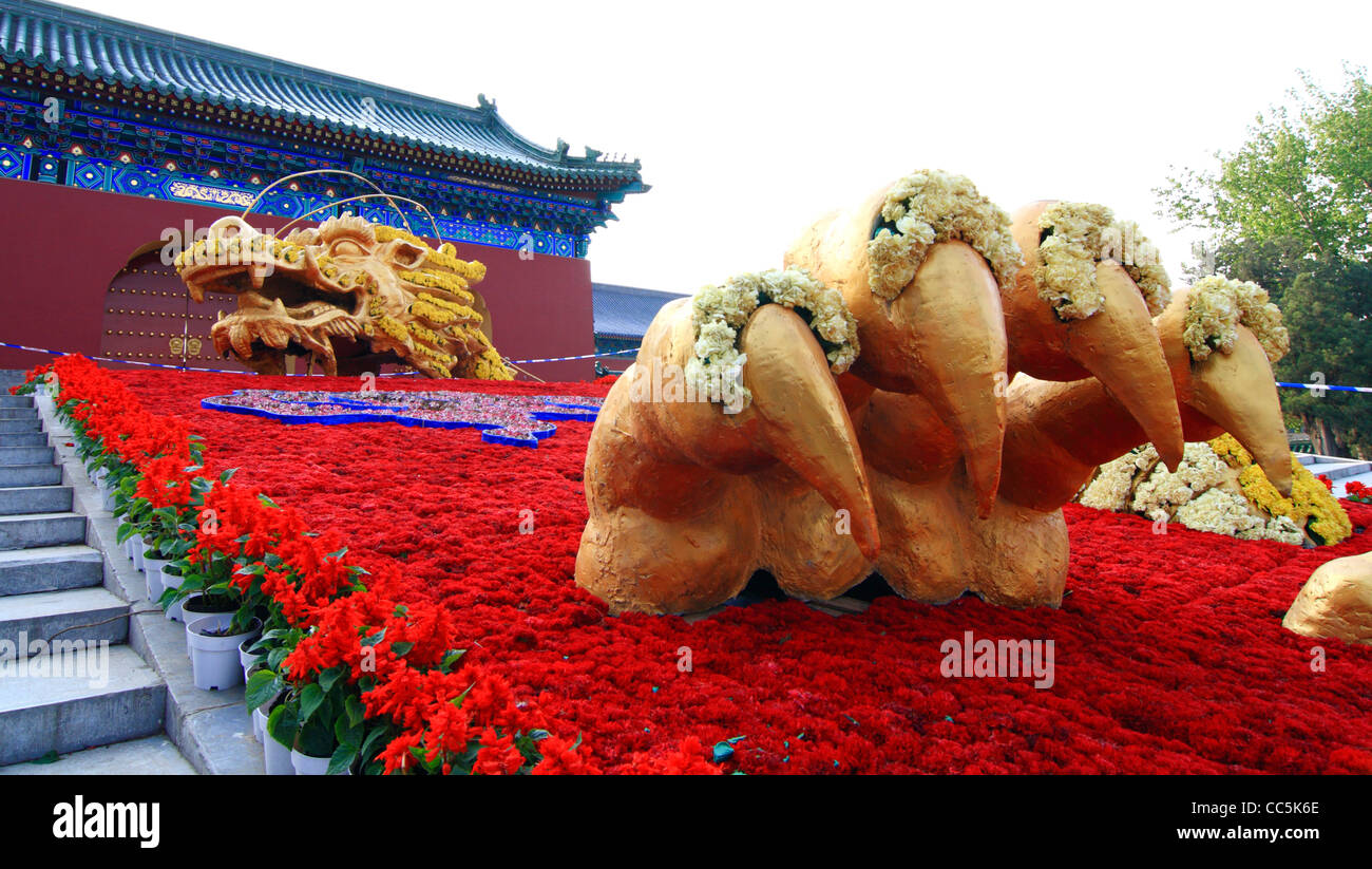 Testa di drago e dragon claw scultura decorata con fiori e il Tempio del Paradiso, Pechino, Cina Foto Stock