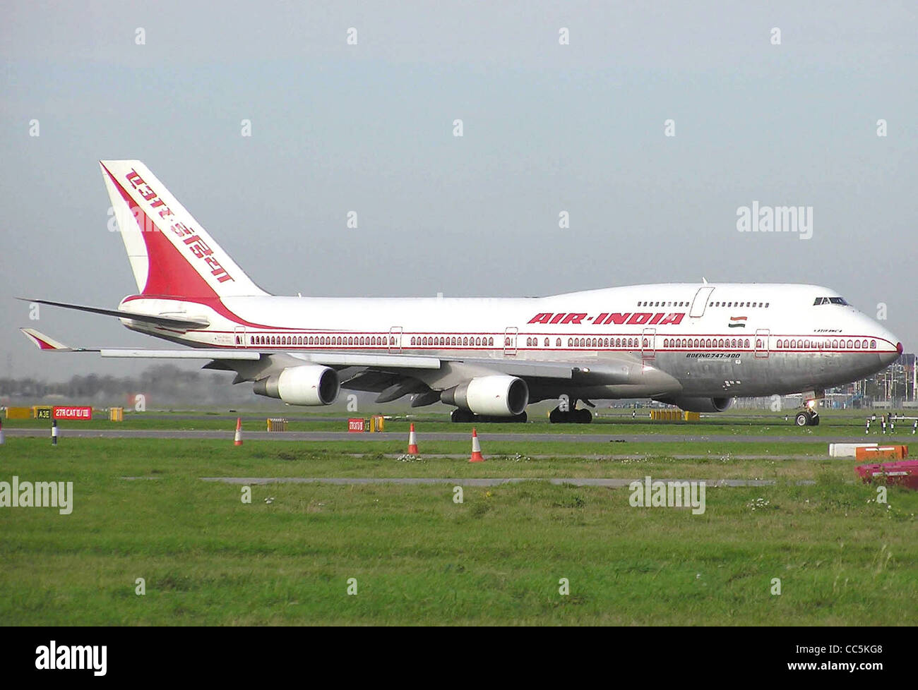Air India Boeing 747-400 (VT-aiuto, denominato Kaziranga) accodamento per prendere il via all'Aeroporto Heathrow di Londra, Inghilterra. Foto Stock