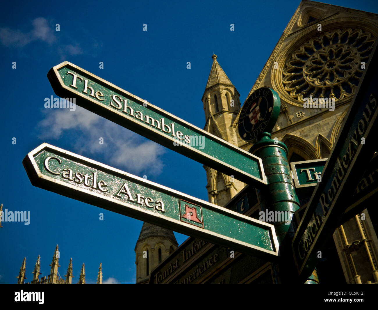 Cartello verde che indica le attrazioni turistiche di York con la finestra Rose di York Minster sullo sfondo. York, Regno Unito Foto Stock