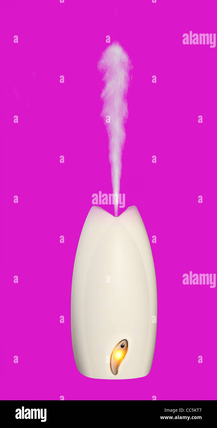 Glade 'Sense & Spray" automatica profumatore con sfondo magenta Foto Stock