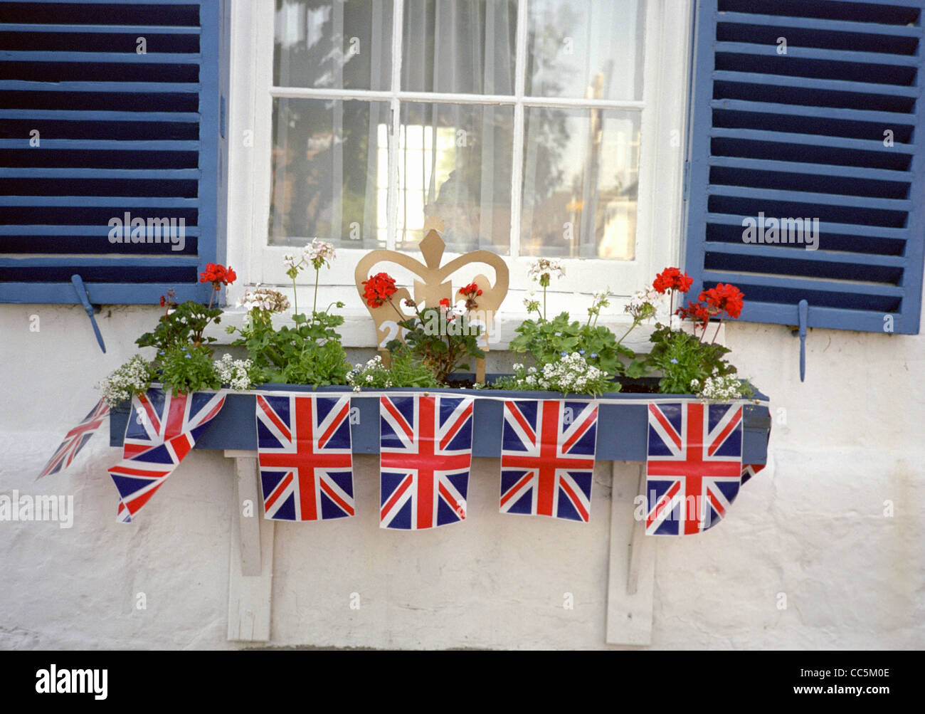Union Jack Flag e display a corona per celebrare il Giubileo reale Foto Stock
