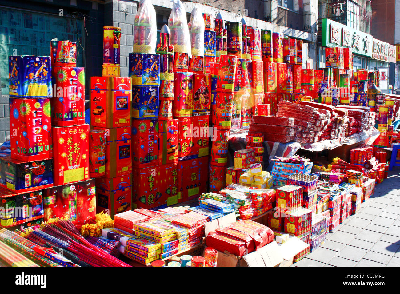 Street bancarella vendendo i fuochi d'artificio, Changchun, Jilin , Cina Foto Stock