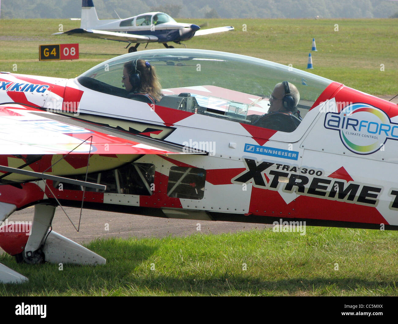 L'Extra EA 300, con registrazione britannica G-IIZI, è un velivolo acrobatico rinomato per le sue prestazioni in airshow. Visto qui all'Open Day di Kemble, mette in evidenza l'agilità superiore e le capacità di volo di precisione dell'aereo. Foto Stock