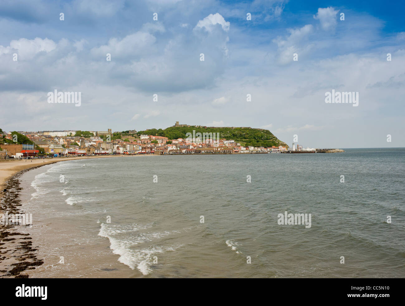 South Bay, Scarborough in una giornata di sole. North Yorkshire, Regno Unito Foto Stock