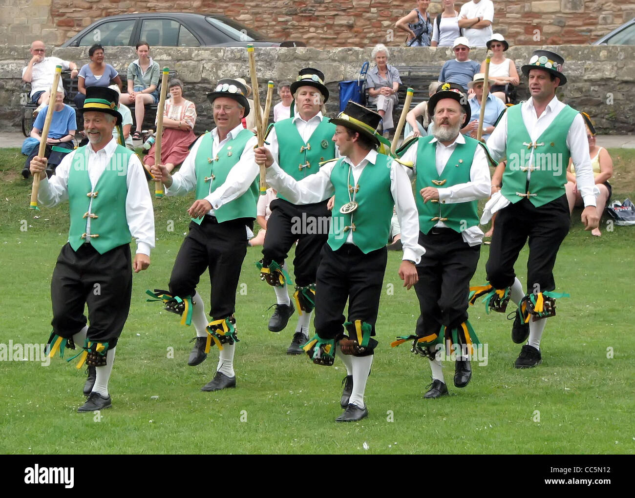 Morris dancing nella motivazione della Cattedrale di Wells, pozzi, Inghilterra. (Exeter Morris uomini) Foto Stock