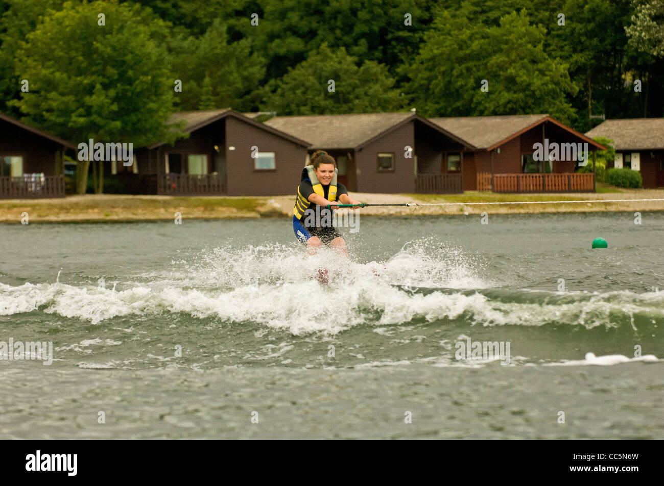 Giovane donna caucasica sci d'acqua al Pine Lake Resort in Lancashire. REGNO UNITO. Foto Stock