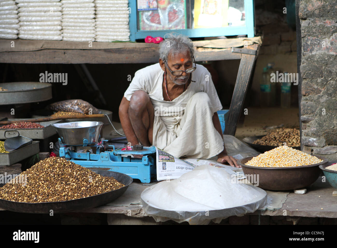 Indian uomo vendere al bancarella di strada. Rajasthan . India Foto Stock
