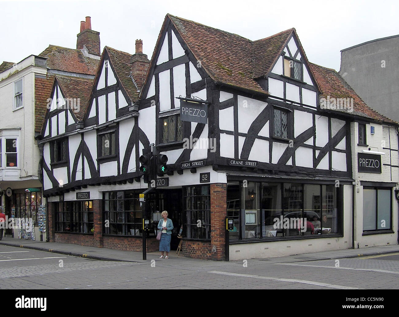 I negozi di Salisbury High Street e Crane Street, Salisbury, Wiltshire, offrono un mix di negozi locali e storici. Le strade sono fiancheggiate da negozi tradizionali e aziende moderne in questa storica città inglese. Foto Stock