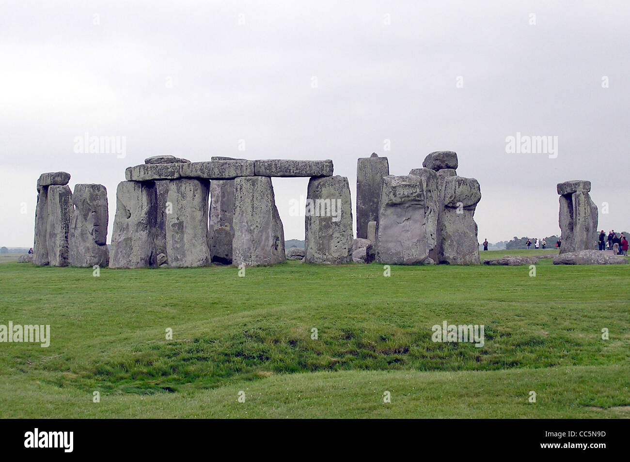 Stonehenge è un monumento preistorico situato vicino a Salisbury nel Wiltshire, in Inghilterra. Si ritiene che l'iconica disposizione delle pietre erette sia stata costruita tra il 3000 e il 2000 a.C. e rimane un simbolo dell'antica ingegneria e cultura. Foto Stock
