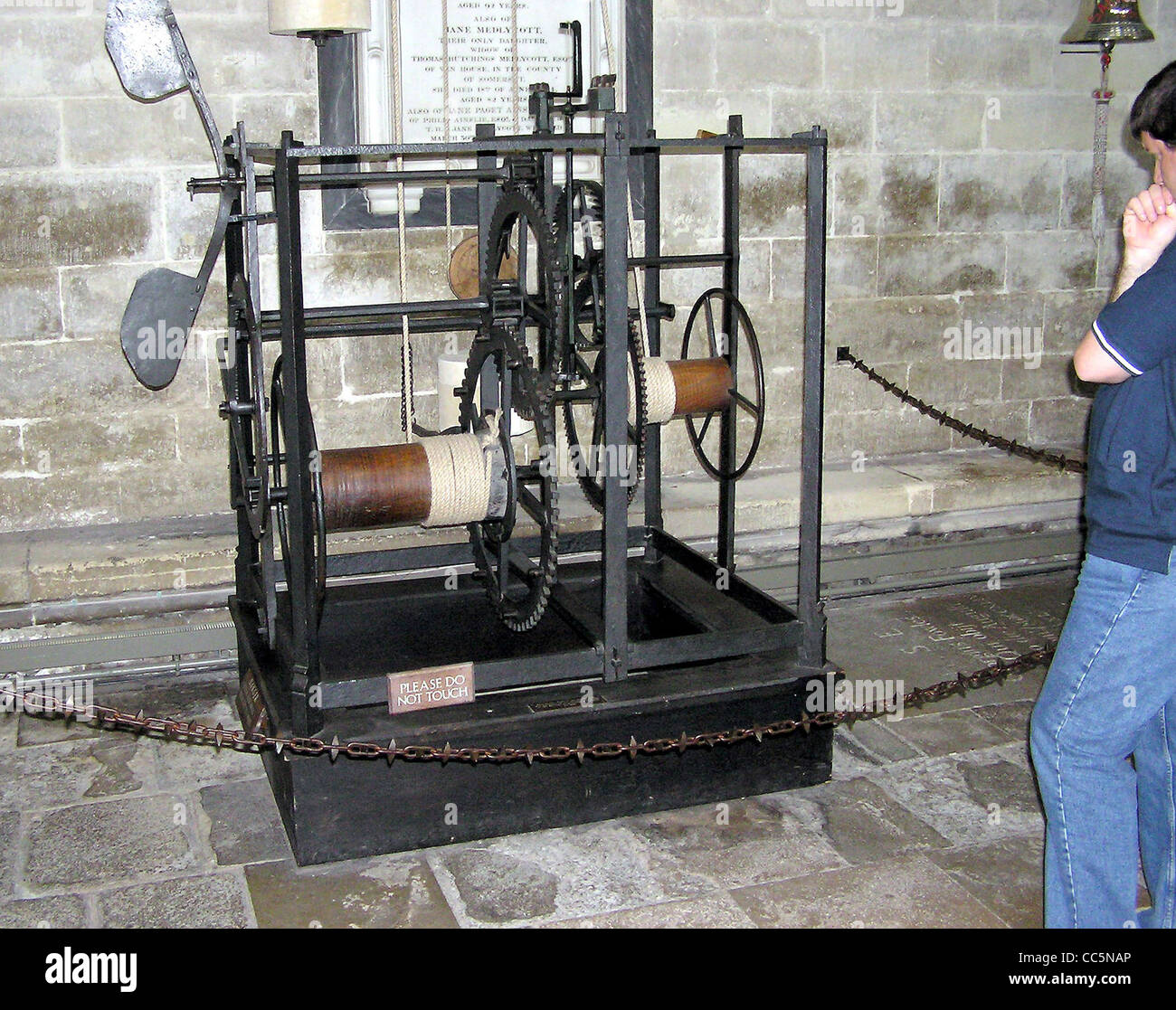L'orologio medievale di movimento nella Cattedrale di Salisbury. Secondo come riferito il più antico orologio nel mondo. Foto Stock
