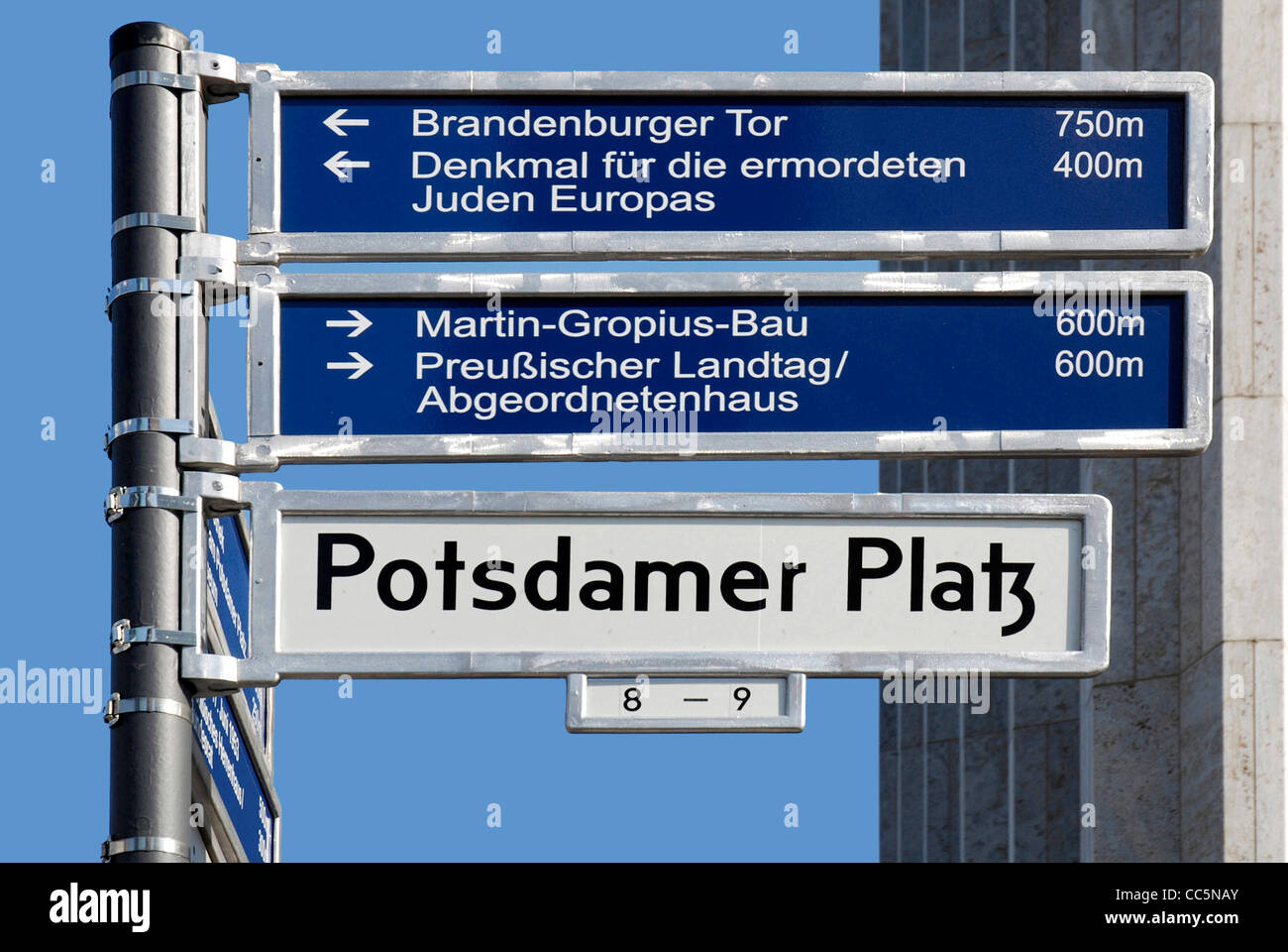 Indicazioni stradali al posto di Potsdam a Berlino. Foto Stock