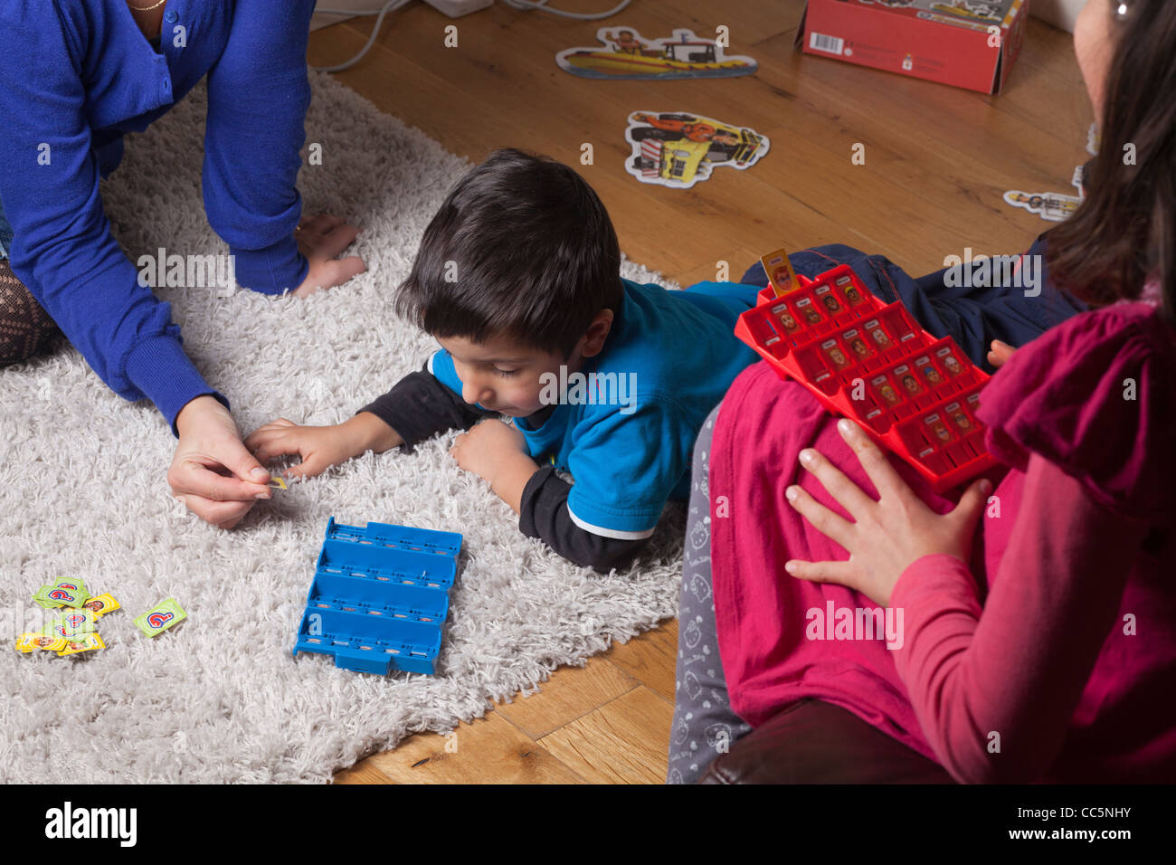 I bambini a giocare gioco di bordo a casa Foto Stock
