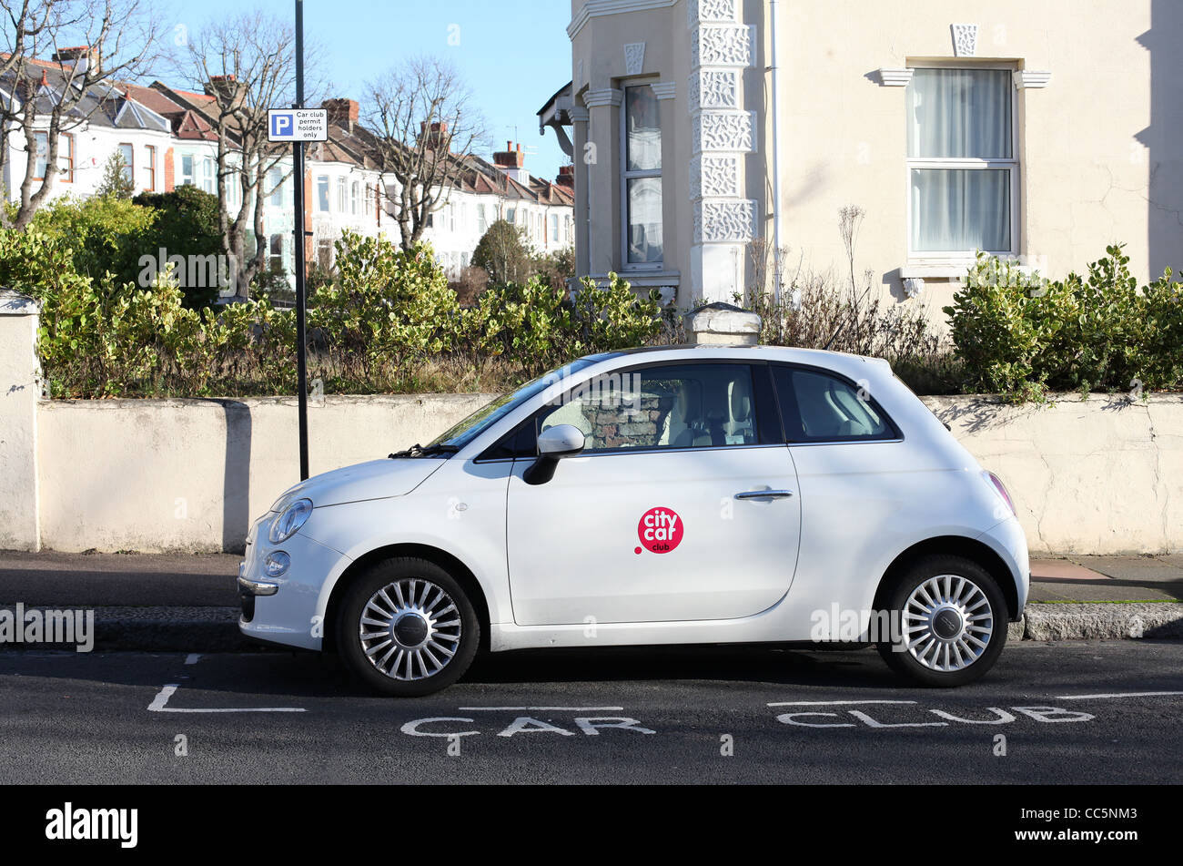 Una City Car Club Fiat 500 parcheggiato in una baia in una strada residenziale di Brighton. Foto di James Boardman Foto Stock