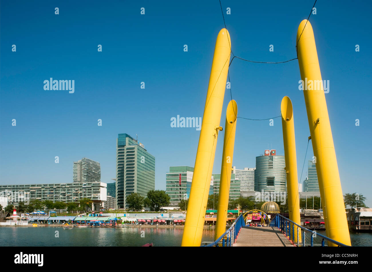 Österreich, Wien 22, Blick über Donau und Copa Kagrana auf UNO-City ( Donau City ). Foto Stock