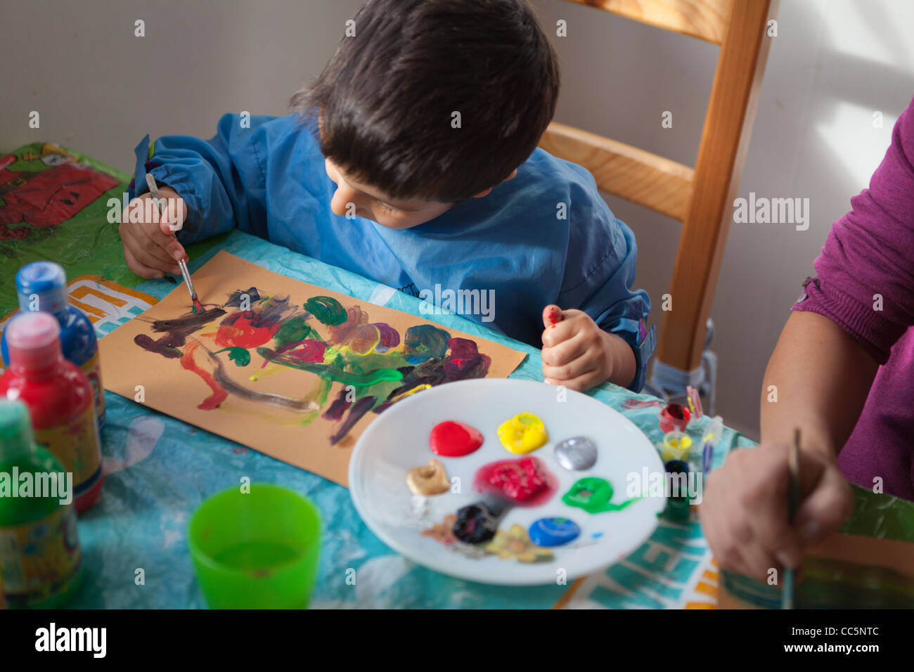 Bambino dipinge con colori Foto Stock