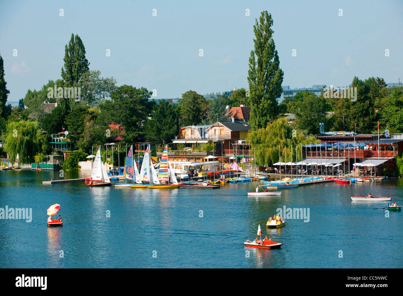 Österreich, Wien 22, Segelschule Hofbauer und Ufertaverne an der Alten Donau Foto Stock