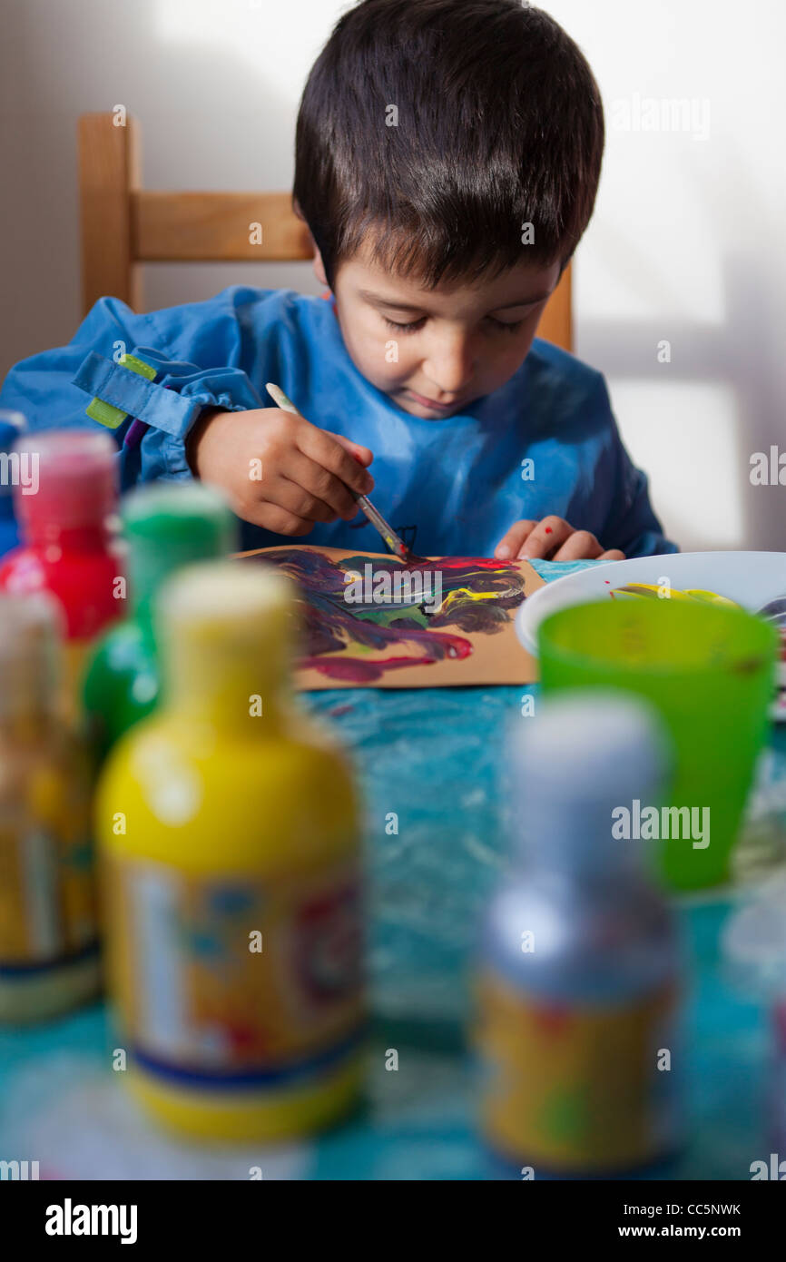 Bambino dipinge con colori Foto Stock