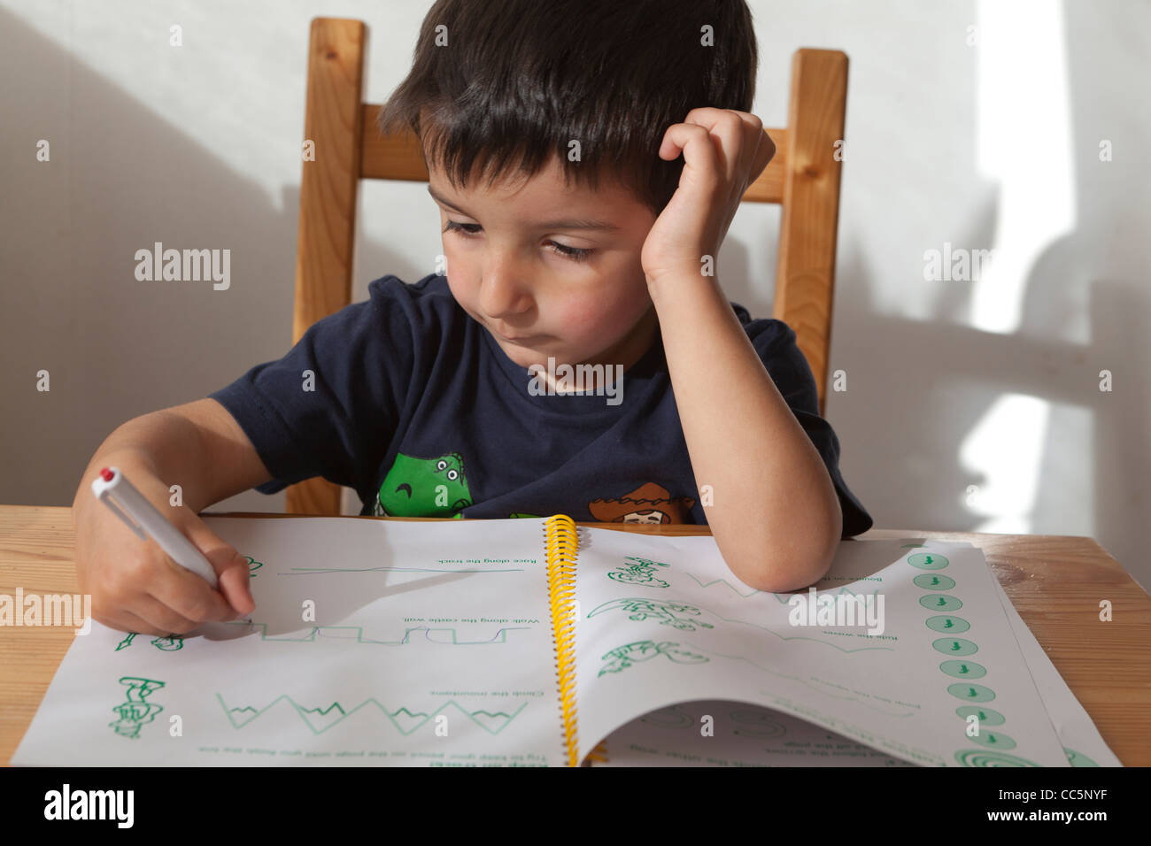 Ragazzo,4,imparare a scrivere Foto Stock